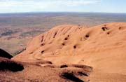 Pohled z vrcholu Ayers Rocku (Uluru). Austrálie.