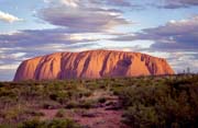 Ayers Rock (Uluru) v podvečerním slunci. Podle polohy slunce mění barvu. Austrálie.