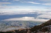 Pohled na ostrov Borneo od vrchol hory Mt. Kinabalu z výšky kolem 4000 metrů. Sabah,  Malajsie.