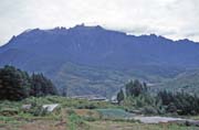 Podled na masiv hory Mt. Kinabalu. Malajsie.