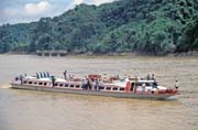 Typická loď jezdící po řece Rejang. Sarawak,  Malajsie.