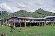 Modern longhouse u msta Kapit. Malajsie.