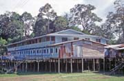 Modern longhouse u msta Kapit. Sarawak,  Malajsie.