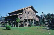 Longhouse. Kulturní vesnice u Kuchingu. Sarawak,  Malajsie.