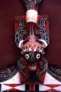 Batacká maska používaná na zdobení domů. Jezero Toba, ostrov Samosir. Sumatra,  Indonésie.