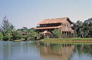 Longhouse. Kulturní vesnice u Kuchingu. Sarawak,  Malajsie.