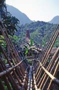 Bambusový most. Kulturní vesnice u Kuchingu. Sarawak,  Malajsie.