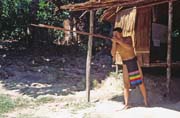 Ukázka střelby z foukaček etnika Punan. Kulturní vesnice u Kuchingu. Sarawak,  Malajsie.