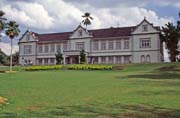 Coloniální dědictví ve městě Kuchingt. Dnes je zde muzeum. Sarawak,  Malajsie.