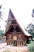 Tradiční Batacký dům. Jezero Toba, ostrov Samosir. Indonésie.
