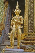 Socha strážce. Královský palác v Bangkoku. Thajsko.