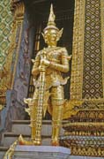Socha strážce. Královský palác v Bangkoku. Thajsko.
