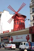 Kabaret Moulin Rouge, Montmartre, Paříž. Francie.