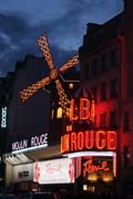 Kabaret Moulin Rouge, Montmartre, Paříž. Francie.