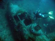 Potápění u ostrovů Togian, Kadidiri, vrak bombardéru B24 z druhé světové války potopený 3. května 1945. Sulawesi,  Indonésie.