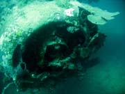 Potápění u ostrovů Togian, Kadidiri, vrak bombardéru B24 z druhé světové války potopený 3. května 1945. Indonésie.