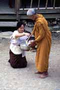 Ranní obdarovávání mnichů. Vesnice Pakbeng. Laos.