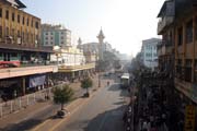 Ulice poblíž trhu Bogyoke Aung San, Yangon. Myanmar (Barma).
