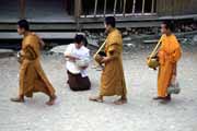 Rann obdarovvn mnich. Vesnice Pakbeng. Laos.