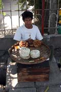 Pouliční prodejce. Yangon. Myanmar (Barma).