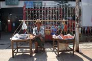 Pouliční prodejce. Yangon. Myanmar (Barma).