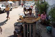 Pouliční prodejce, Yangon. Myanmar (Barma).