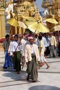 Oslava přijímání nových mnichů do kláštera, Shwedagon Paya, Yangon. Myanmar (Barma).