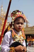 Oslava přijímání nových mnichů do kláštera, Shwedagon Paya, Yangon. Myanmar (Barma).