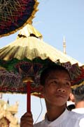 Oslava přijímání nových mnichů do kláštera, Shwedagon Paya, Yangon. Myanmar (Barma).