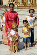 Oslava přijímání nových mnichů do kláštera, Shwedagon Paya, Yangon. Myanmar (Barma).