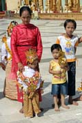 Oslava pijmn novch mnich do kltera, Shwedagon Paya, Yangon. Myanmar (Barma).