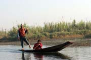 Tradi�n� p�dlov�n� nohou. Mu� z kmene Intha na lodi stoj� a pom�h� si nohou. Jezero Inle. Myanmar (Barma).