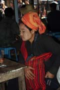 Žena z etnika Pa-O na trhu, jezero Inle. Myanmar (Barma).