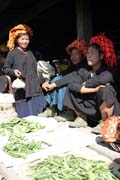 Ženy z etnika Pa-O na trhu, jezero Inle. Myanmar (Barma).