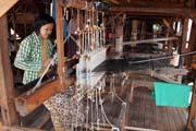 Ruční tkaní a tradiční výtoba látek, jezero Inle. Myanmar (Barma).