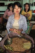 Ruční výroba tradičních Barmských cigaret, které se nazývají cheroot, jezero Inle. Myanmar (Barma).