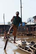 Tradiční pádlování nohou na jezeru Inle. Myanmar (Barma).