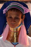 Rodina z kmene Padaung (někdy též nazývání Long-neck People), jezero Inle. Myanmar (Barma).