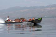 Vodn doprava. Jezero Inle. Myanmar (Barma).