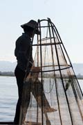 Tradiční lov ryb, jezero Inle. Myanmar (Barma).