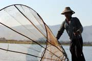 Tradiční lov ryb, jezero Inle. Myanmar (Barma).