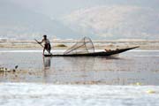 Tradiční lov ryb, jezero Inle. Myanmar (Barma).