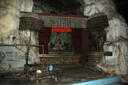 Jeskyně, kde žije několik mnichů. Vesnice kolem jezera Inle. Myanmar (Barma).