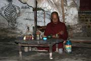 Mnich poustevník žijící v jeskyni. Vesnice kolem jezera Inle. Myanmar (Barma).