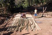 Výroba rohoží z bambusu. Vesnice kolem jezera Inle. Myanmar (Barma).