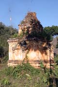 Staré stupy ve vesnicích kolem jezera Inle. Myanmar (Barma).