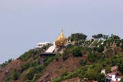 Stupa Kyaiktiyo (Golden rock). Jedná se o jedno ze tří nejposvátnějších míst místních Buddhistů. Myanmar (Barma).