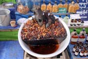 Prodej tradiční medicíny, Kyaiktiyo. Myanmar (Barma).