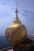 Stupa Kyaiktiyo (Golden rock). Jedná se o jedno ze tří nejposvátnějších míst místních Buddhistů. Myanmar (Barma).