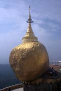 Stupa Kyaiktiyo (Golden rock). Jedná se o jedno ze tří nejposvátnějších míst místních Buddhistů. Myanmar (Barma).